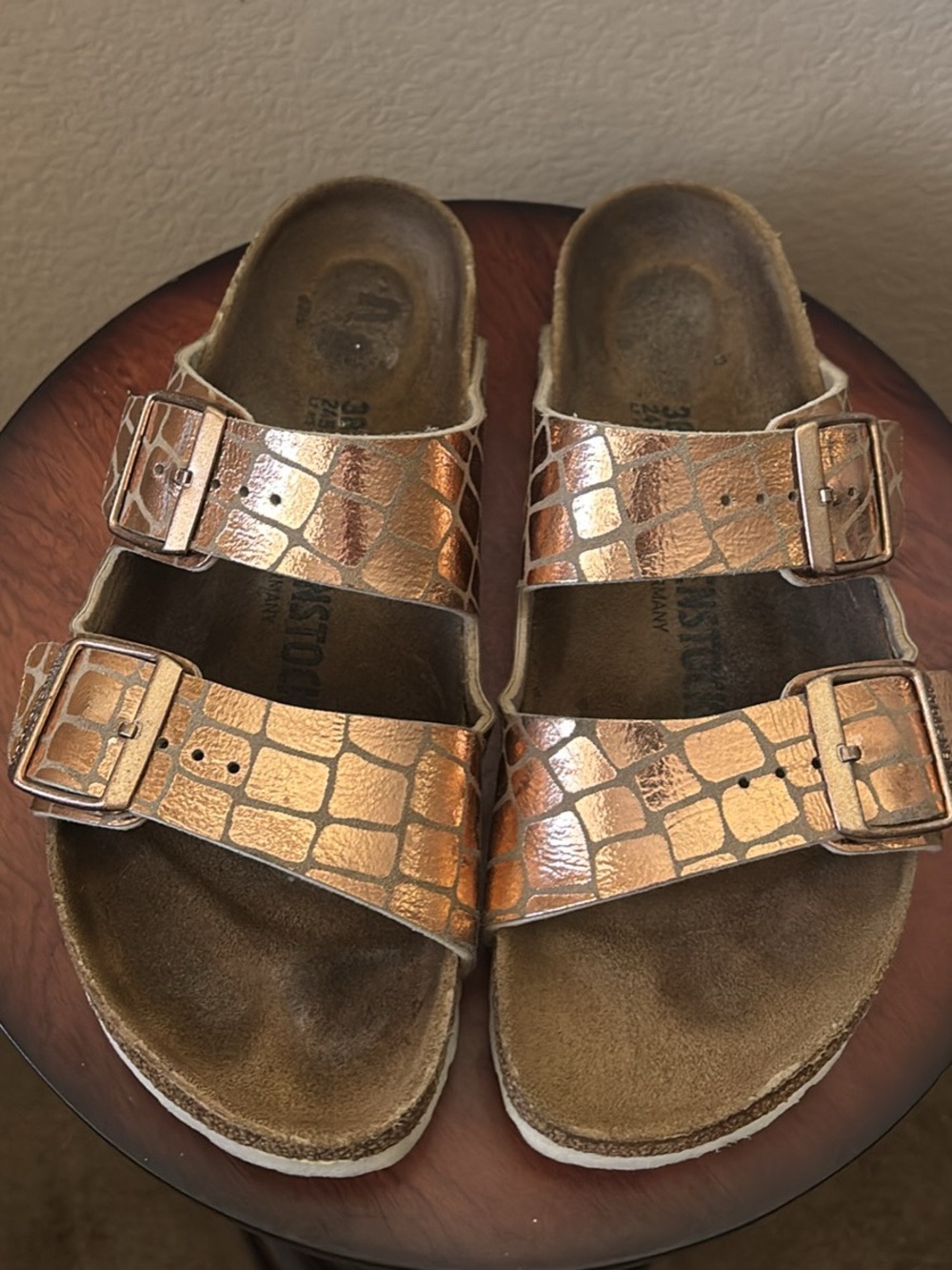 Birkenstock Arizona Gator Gleam Sandals in Copper size 38 EU (7-7.5)US